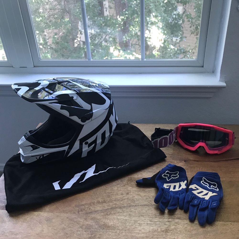 Fox V1  women’s moto helmet